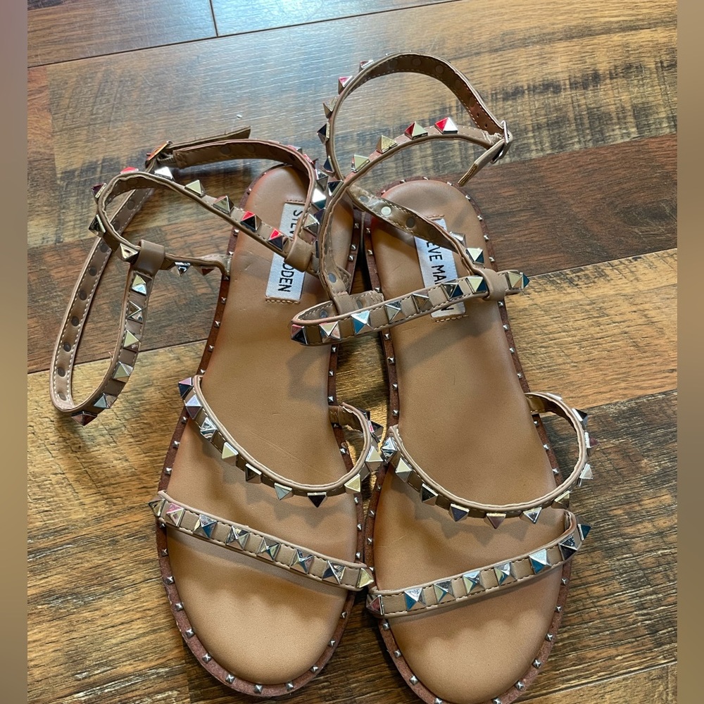 STEVE MADDEN Women's Travel Rock Stud Flat Sandals. Size 7, never worn, no box